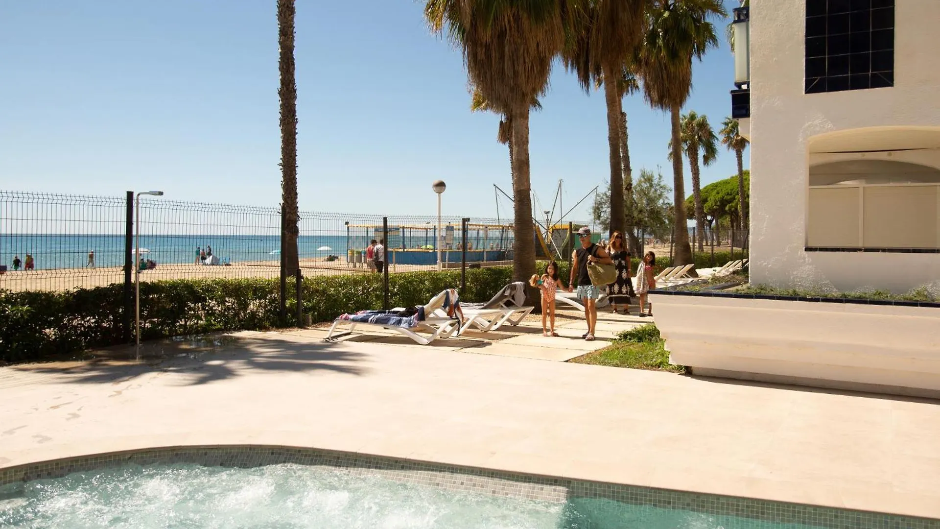 Pins Platja Apartments location